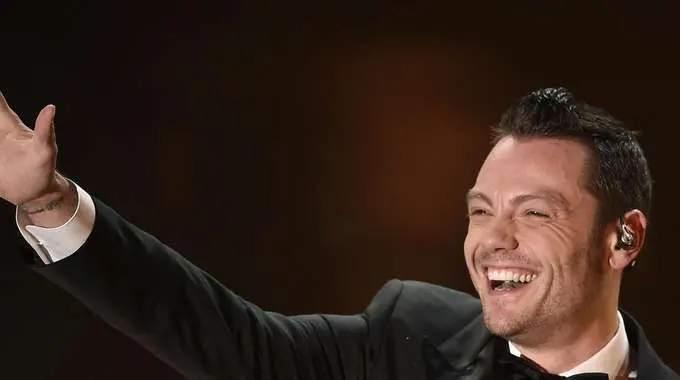 Tiziano Ferro, ed è subito al top