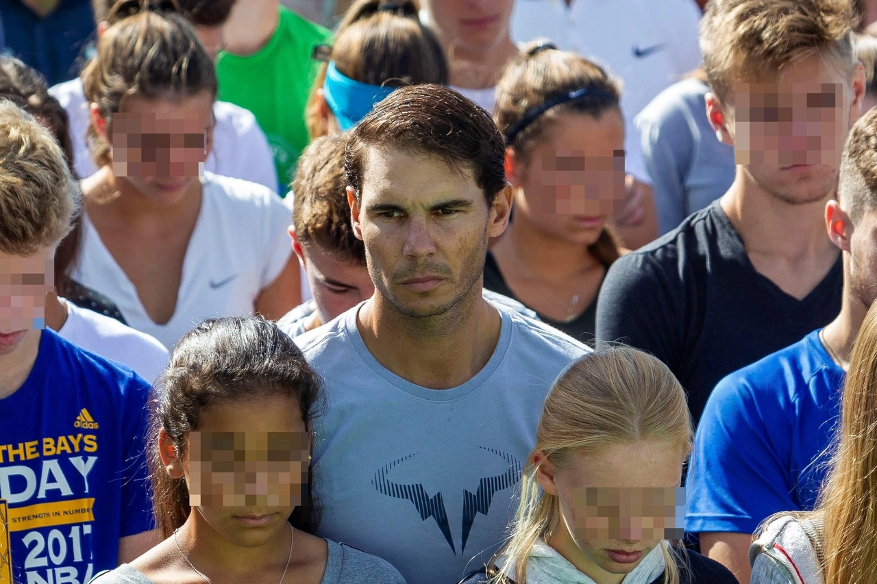 Rafa Nadal, un minuto di silenzio con gli studenti del Nadal Sports Center (Ansa)