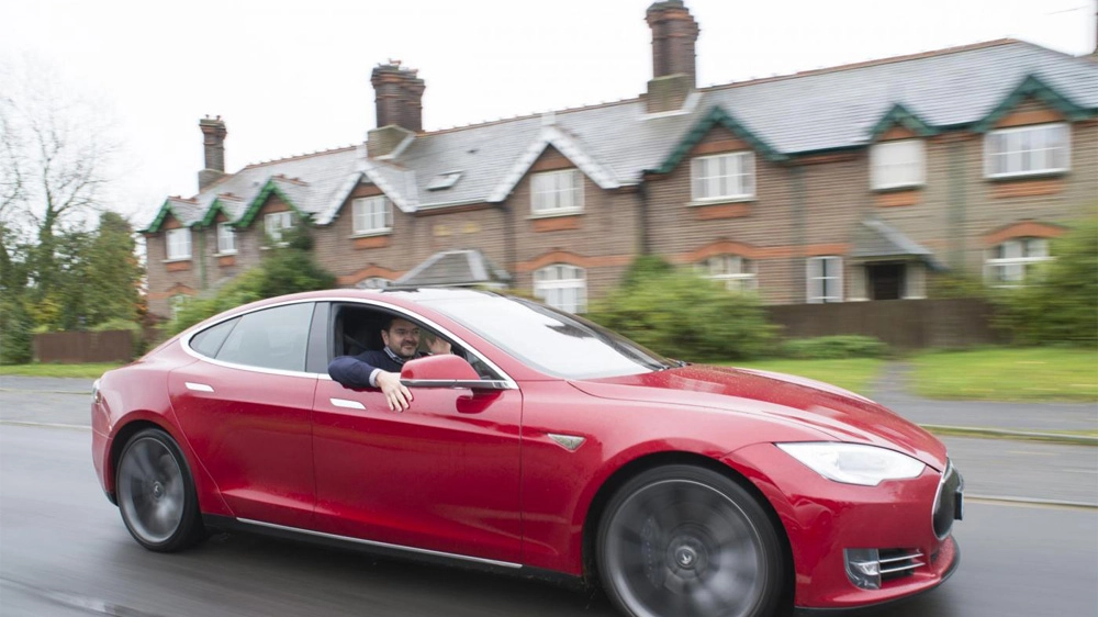 L'auto senza pilota di Tesla durante una prova su strada (Foto: LaPresse/Solo Syndication)