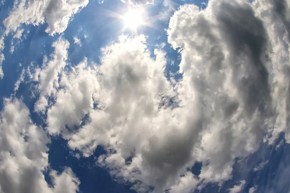 Meteo: venerdì soleggiato, ma nel weekend grandine e temporali