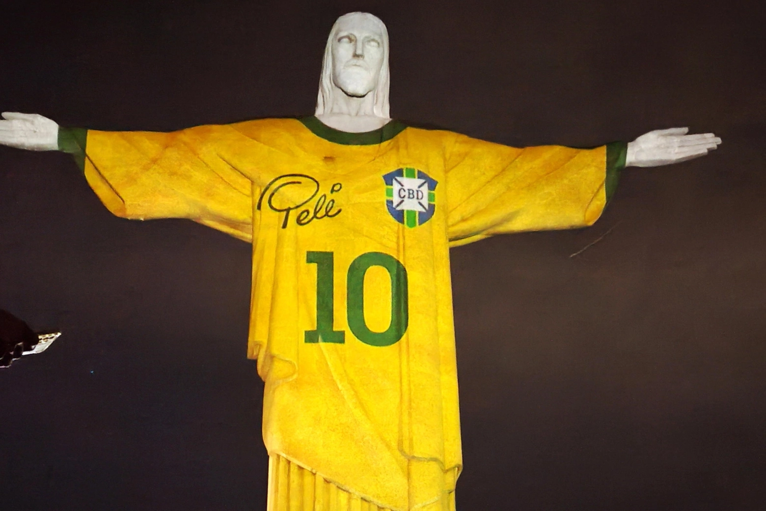 La maglia di Pelè proiettata sulla statua del Cristo Redentore di Rio de Janeiro