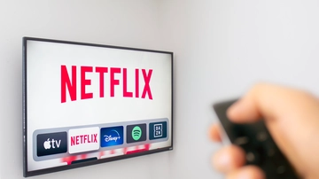 Netflix, arriva la stretta sugli account condivisi. “Abbonamento solo per uso domestico”