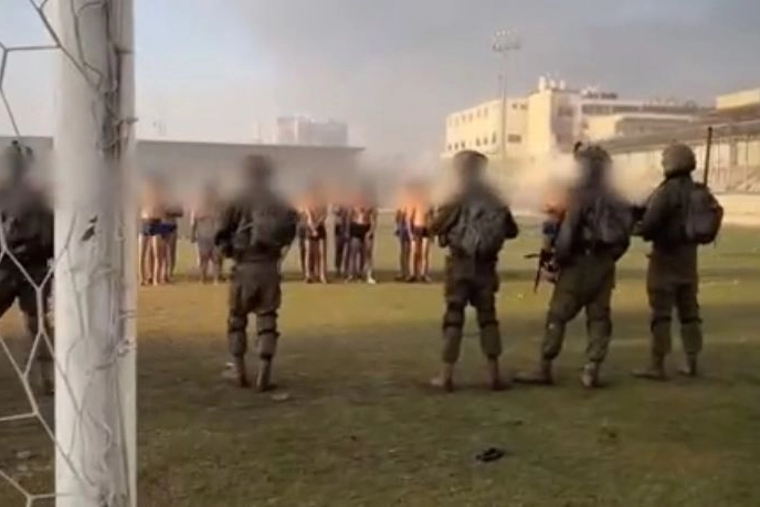 Un fermo immagine del video della Cnn mostra ragazzi in mutande detenuti in uno stadio di Gaza