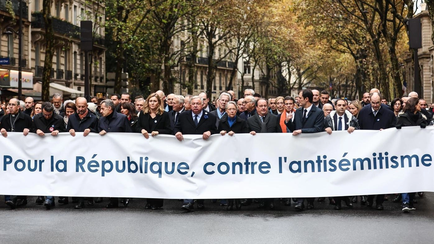 La grande marcia. In centomila a Parigi contro l’antisemitismo. Le Pen c’è, Macron no