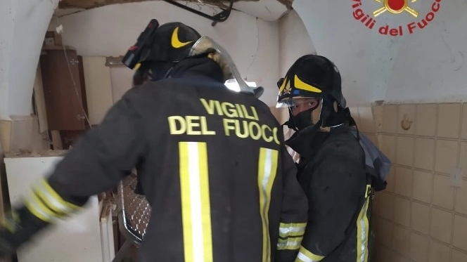 Vigili del fuoco in azione nelle palazzine