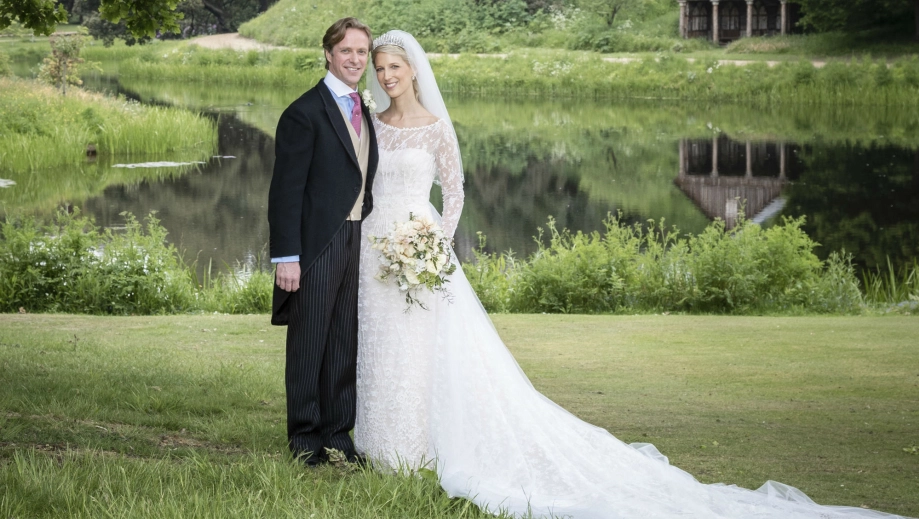 Thomas Kingston e lady Gabriella nel giorno delle loro nozze (foto dal sito della famiglia reale britannica)