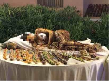 Ragazza ‘al cioccolato’ sul buffet di un hotel sardo, l’ospite indignato: “Mia figlia era schifata”