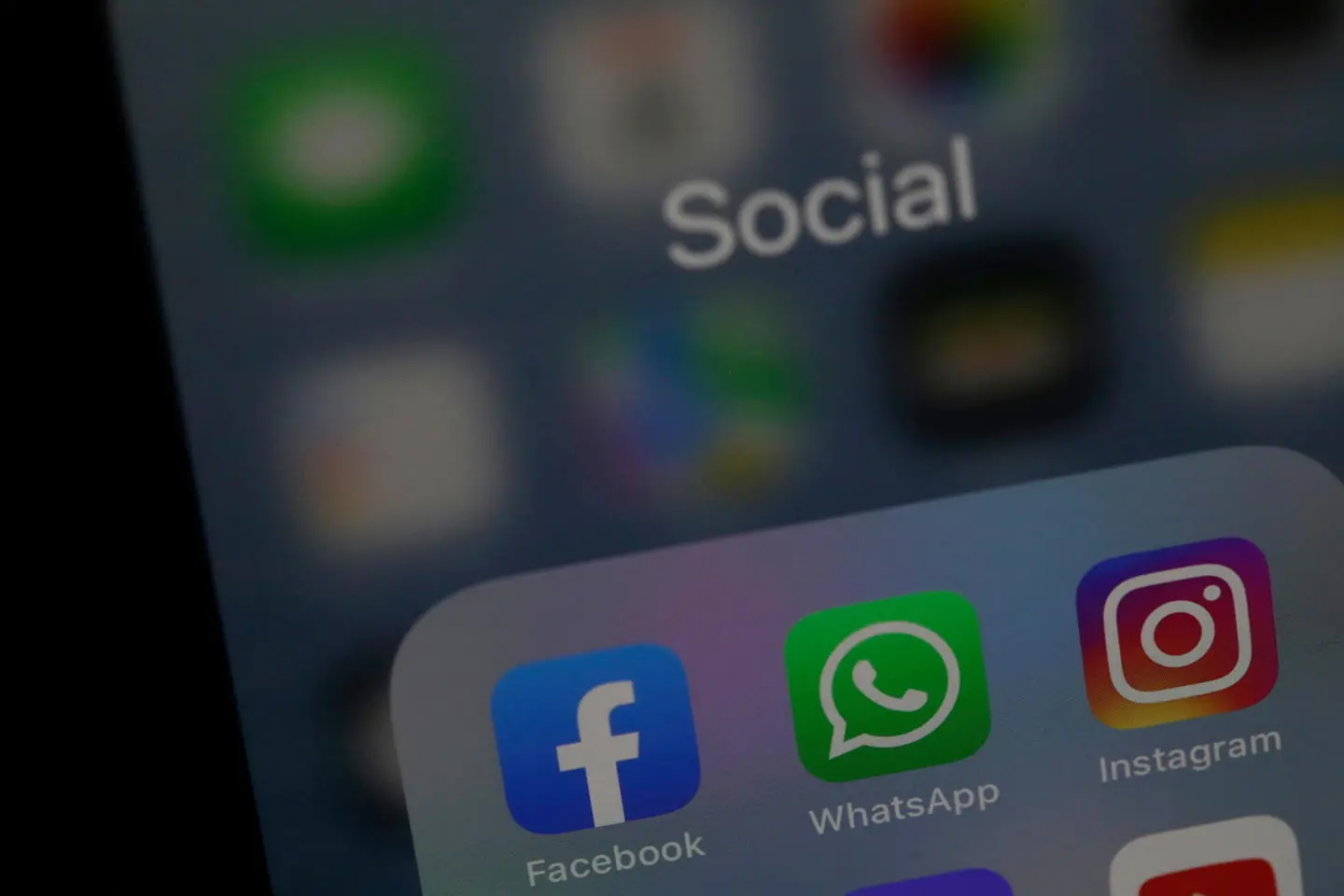 Whatsapp, Facebook e Instagram down: la società ammette nuovi problemi tecnici