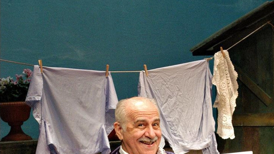 Luigi De Filippo in scena (Ansa)