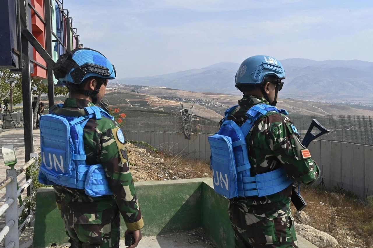 Militari italiani nei bunker in Libano dopo i bombardamenti