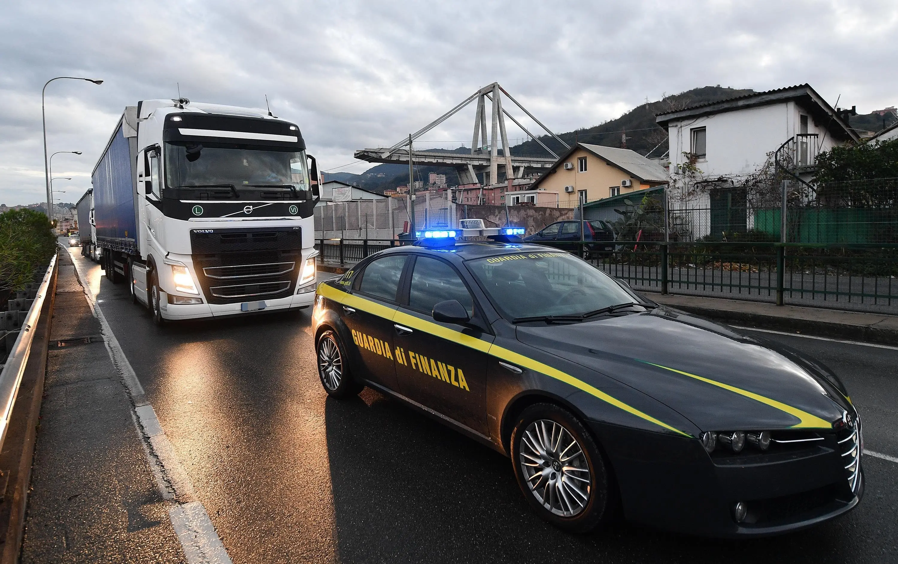 Napoli, droga e armi: sgominate tre piazze di spaccio a Torre Annunziata, consegne al volo