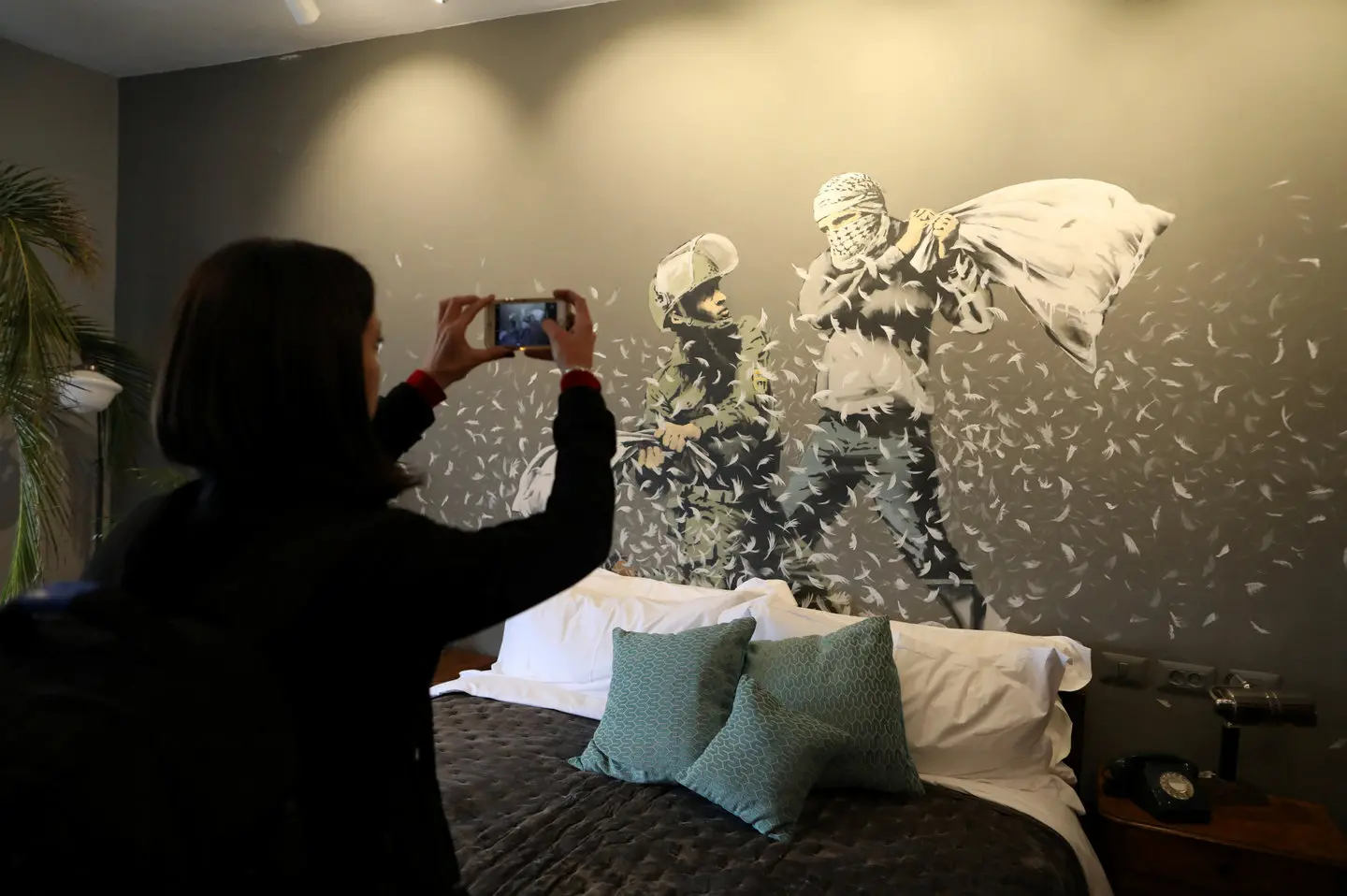 Banksy, hotel con graffiti con vista sul muro a Gerusalemme