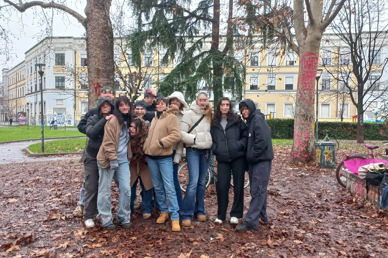 Marta Cupaioli (al centro non pixellata) e alcuni studenti del Boccioni