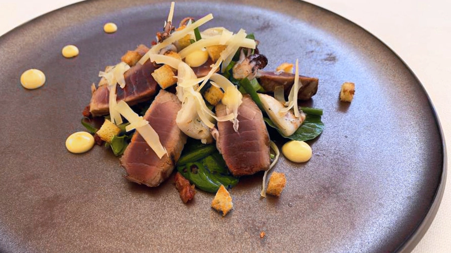 Insalata di tonno e calamari alla griglia con scamorza affumicata e pane tostato