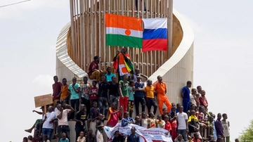 Niger, migliaia di filo-golpisti davanti all’ambasciata francese: “Viva Putin”