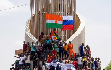 Niger, migliaia di filo-golpisti davanti all’ambasciata francese: “Viva Putin”