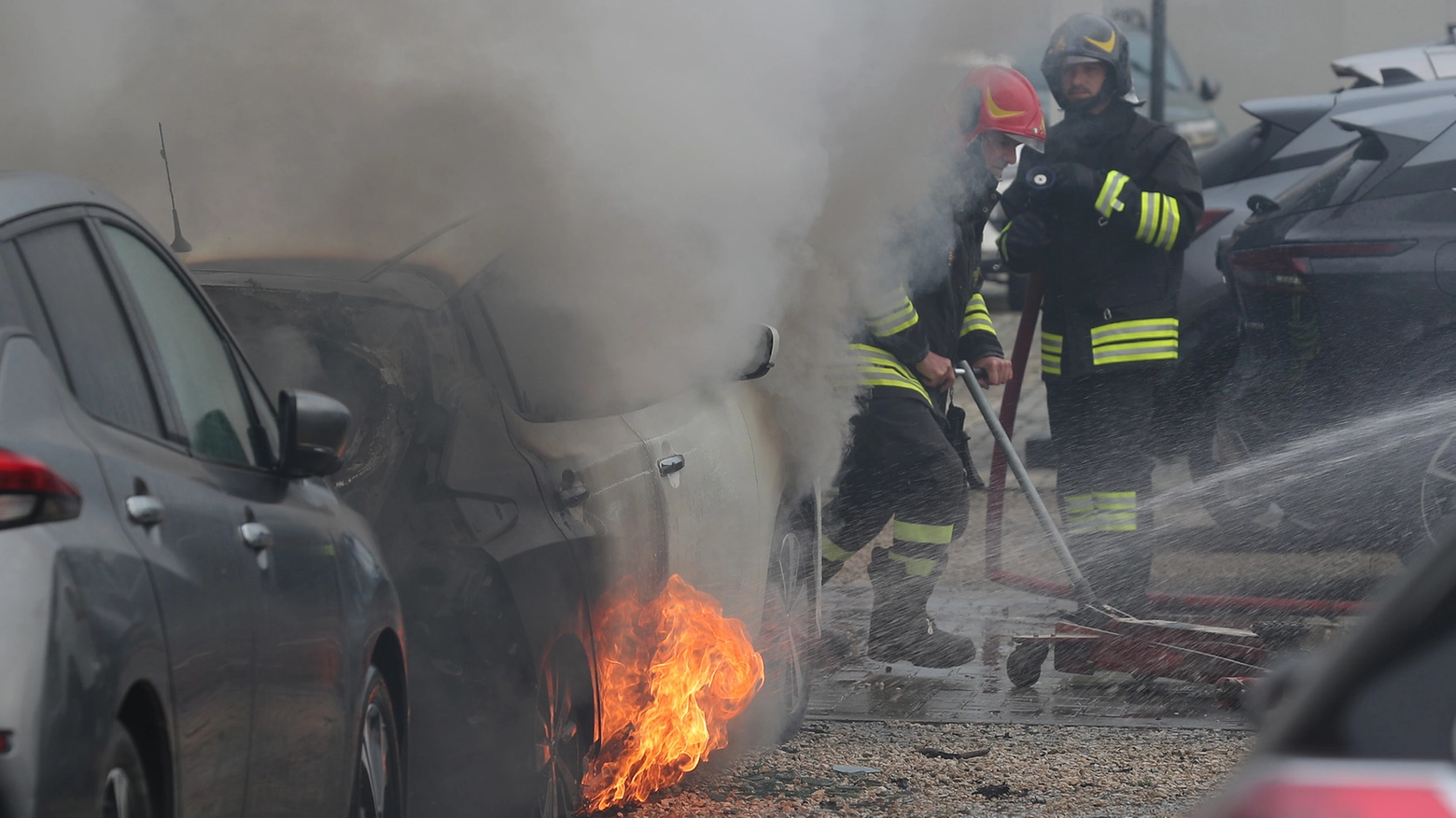 Auto esplode in tangenziale a Napoli, gravi ricercatrice e tirocinante