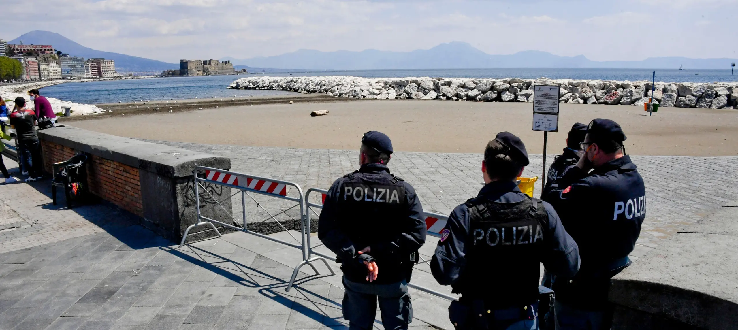 Covid, Napoli: folla e file ai ristoranti, ma niente caos