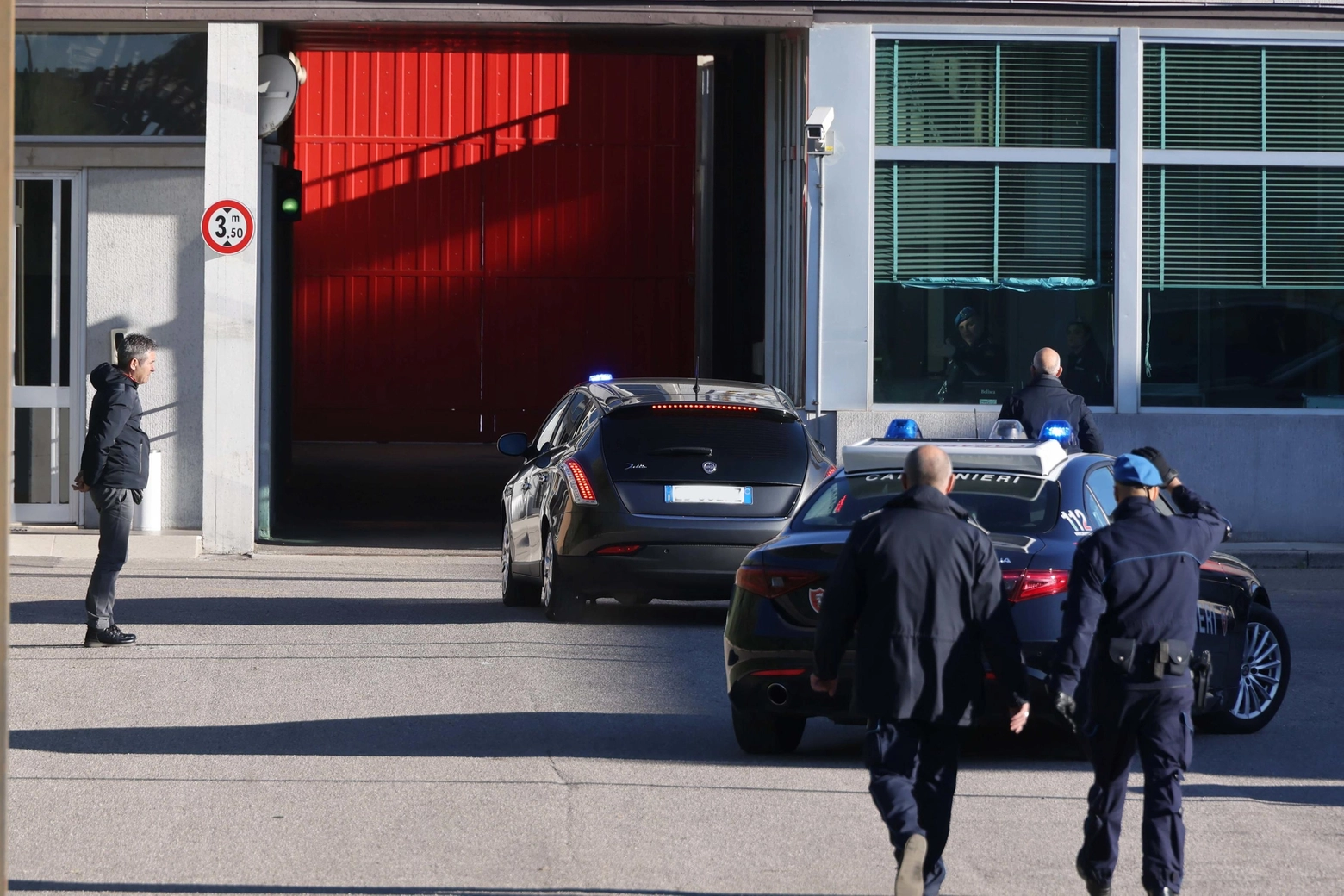 L'Audi su cui viaggiava Turetta all'ingresso nel carcere di Verona