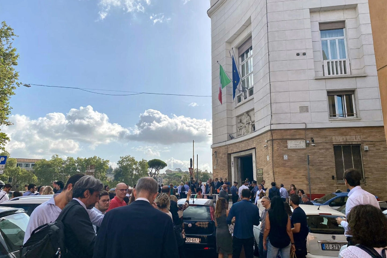 L'evacuazione degli uffici del Ministero della Salute