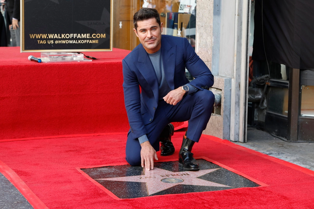 Zac Efron riceve una stella sulla Walk of Fame (Ansa)