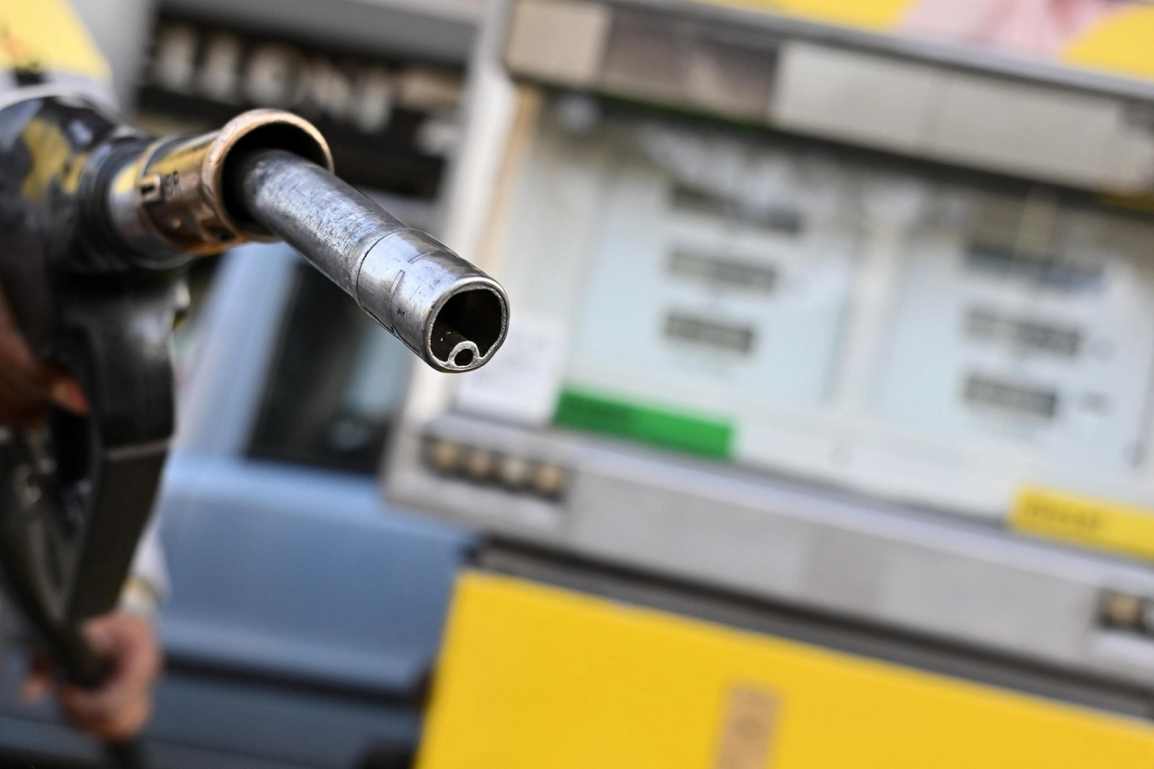 Bonus benzina 'una tantum' a chi è già beneficiario della social card (Ansa)