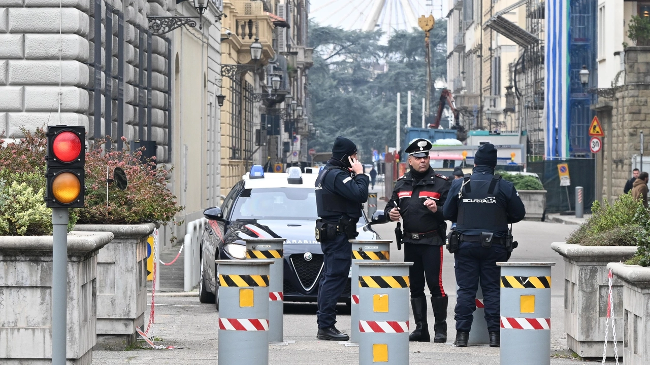 Molotov contro il consolato Usa a Firenze (PressPhoto)