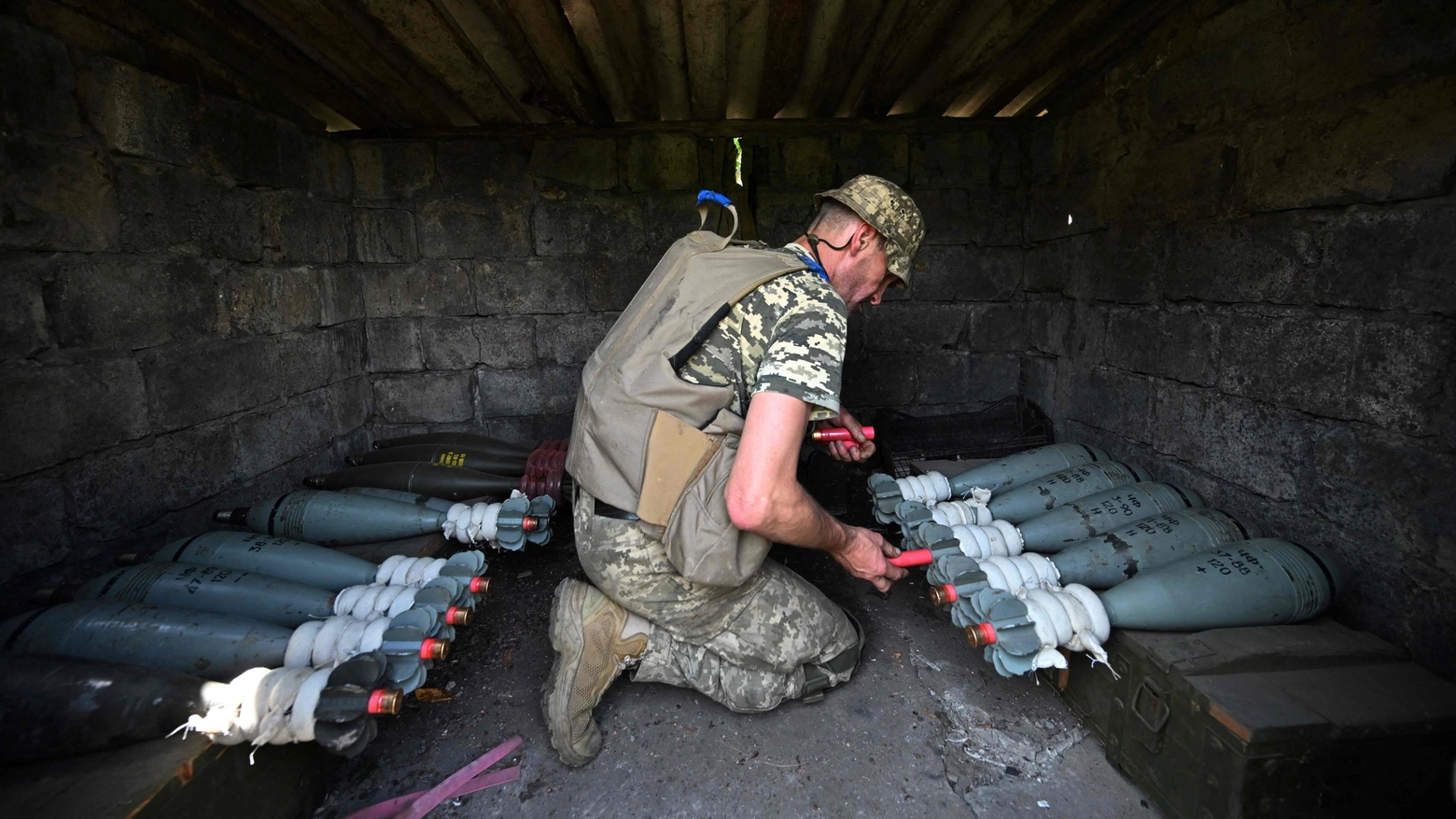 Un militare ucraino prepara le munizioni (Ansa)