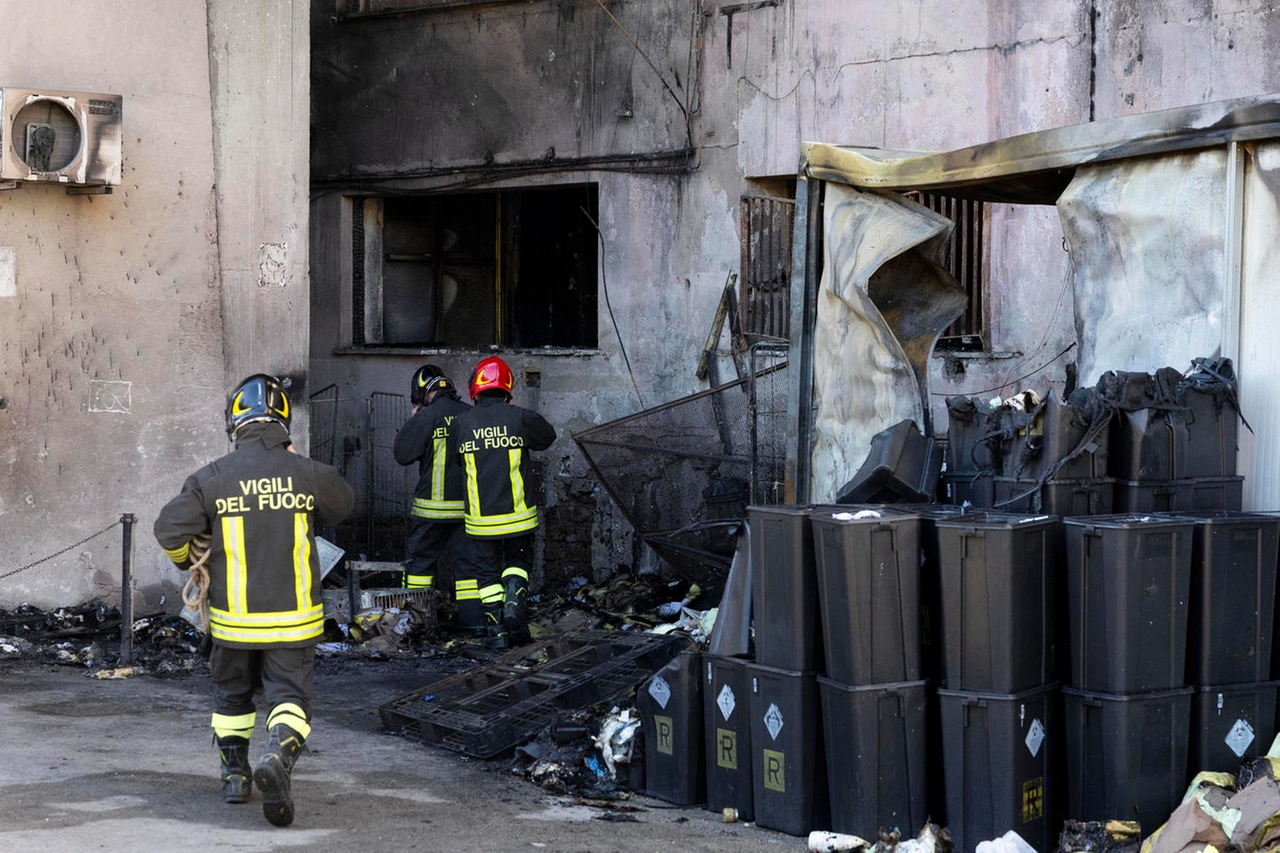 I vigili del fuoco sul retro dell’ospedale, da dove è partito l’incendio di Tivoli