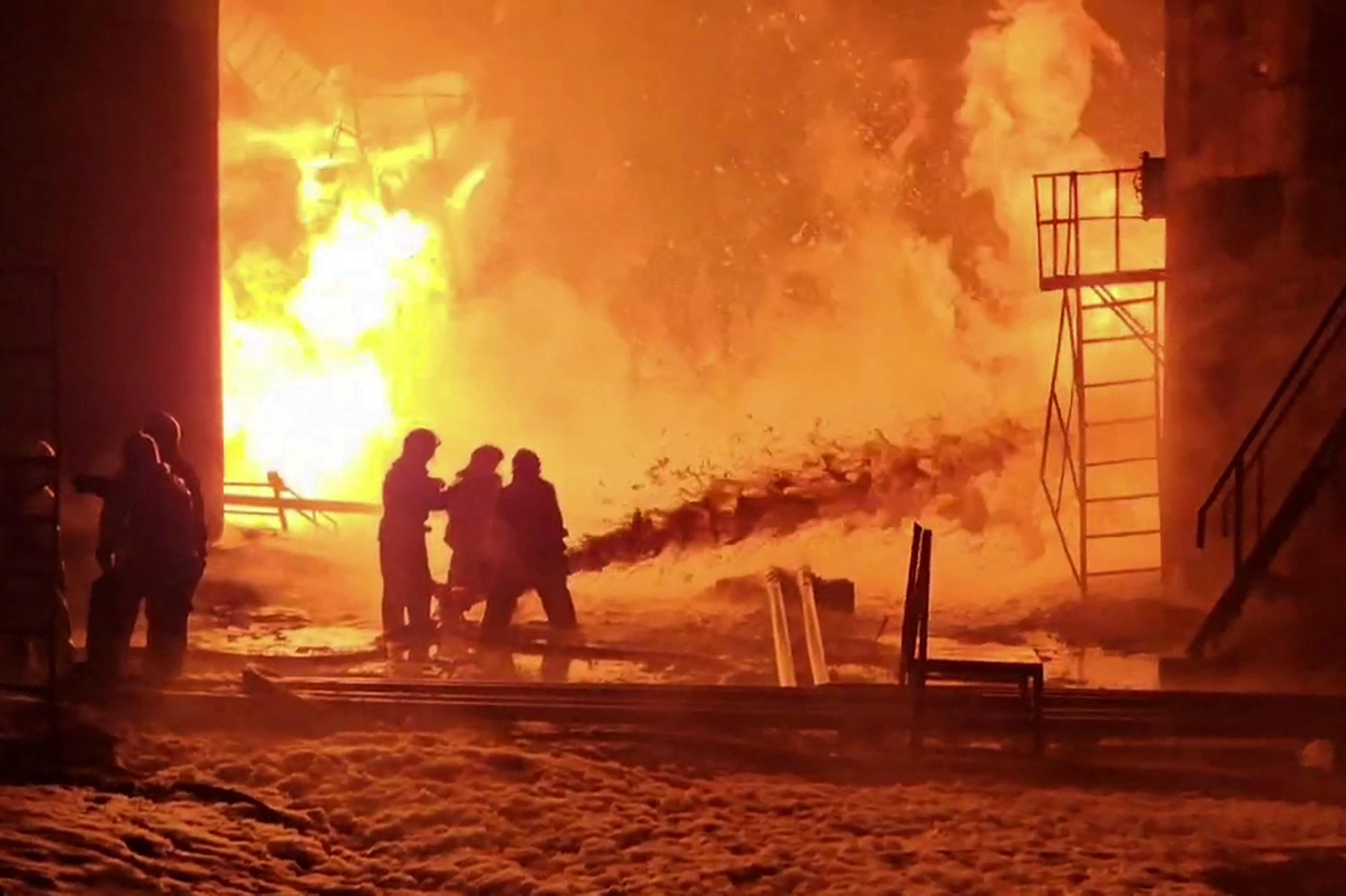 Deposito di petrolio in fiamme colpito da un drone ucraino nella regione di Kursk, Russia