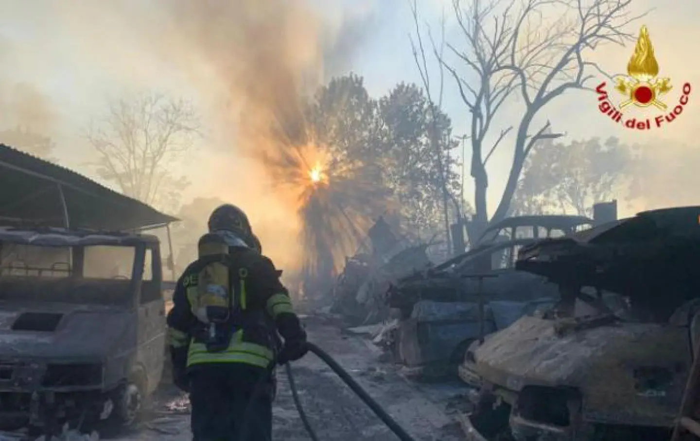 Incendio Centocelle, potrebbe essere doloso. "Dietro i roghi la gestione dei rifiuti"