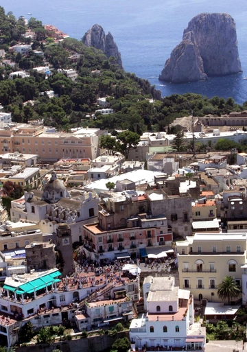 Capri guasto alla rete elettrica: torna la corrente sull'isola rimasta al buio