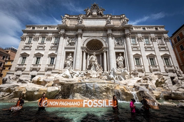 Liquido nero nella Fontana di Trevi: il blitz degli ambientalisti. I turisti li insultano