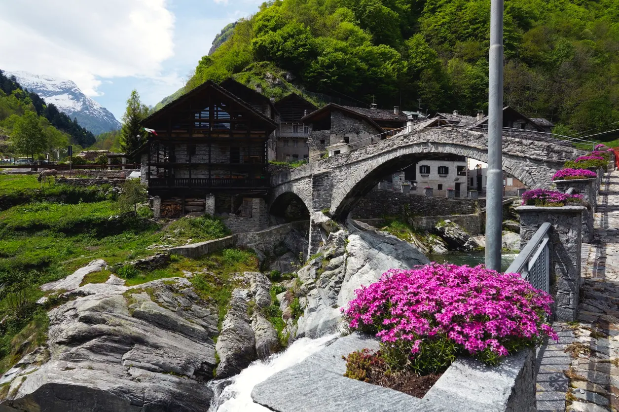 Valsesia, cartolina dal regno dei Walser: boschi, ghiacciai e laghi alpini