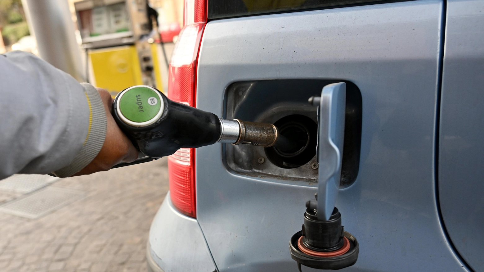 Benzina, raggiunto il prezzo medio più basso da inizio anno (Ansa)