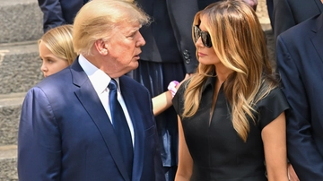 Quando Donald Trump disse a Melania: firma sulla riga tratteggiata. Le voci di separazione e il retroscena