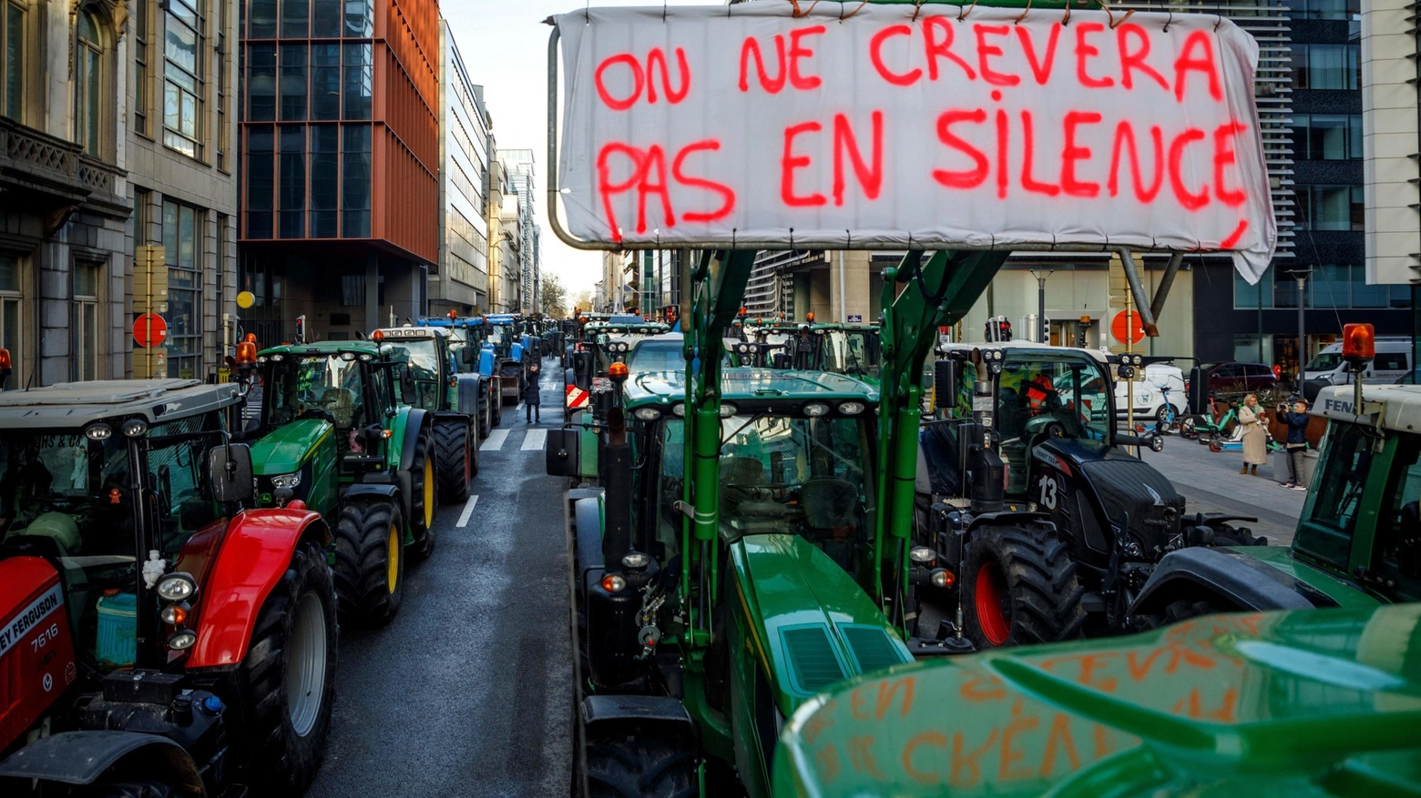 Protesta degli agricoltori, trattori bloccano le strade di Bruxelles (Ansa)