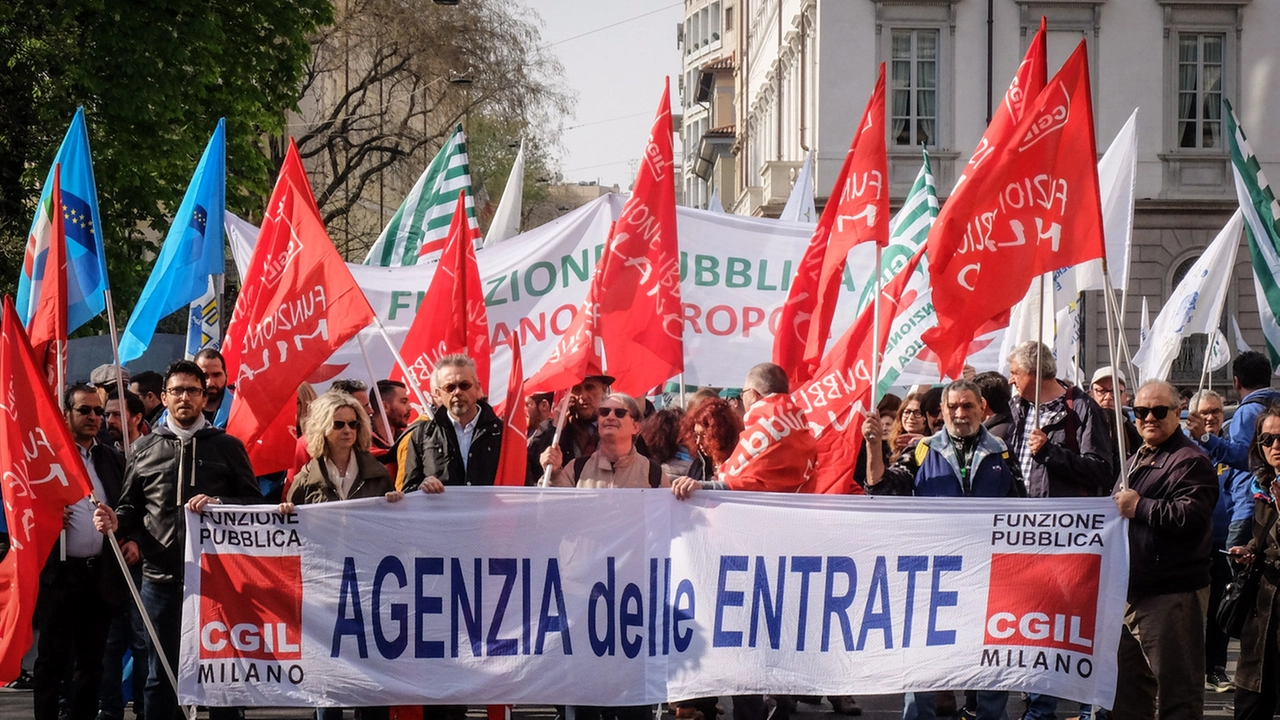 La protesta degli impiegati dell'Agenzia delle entrate (Lapresse)