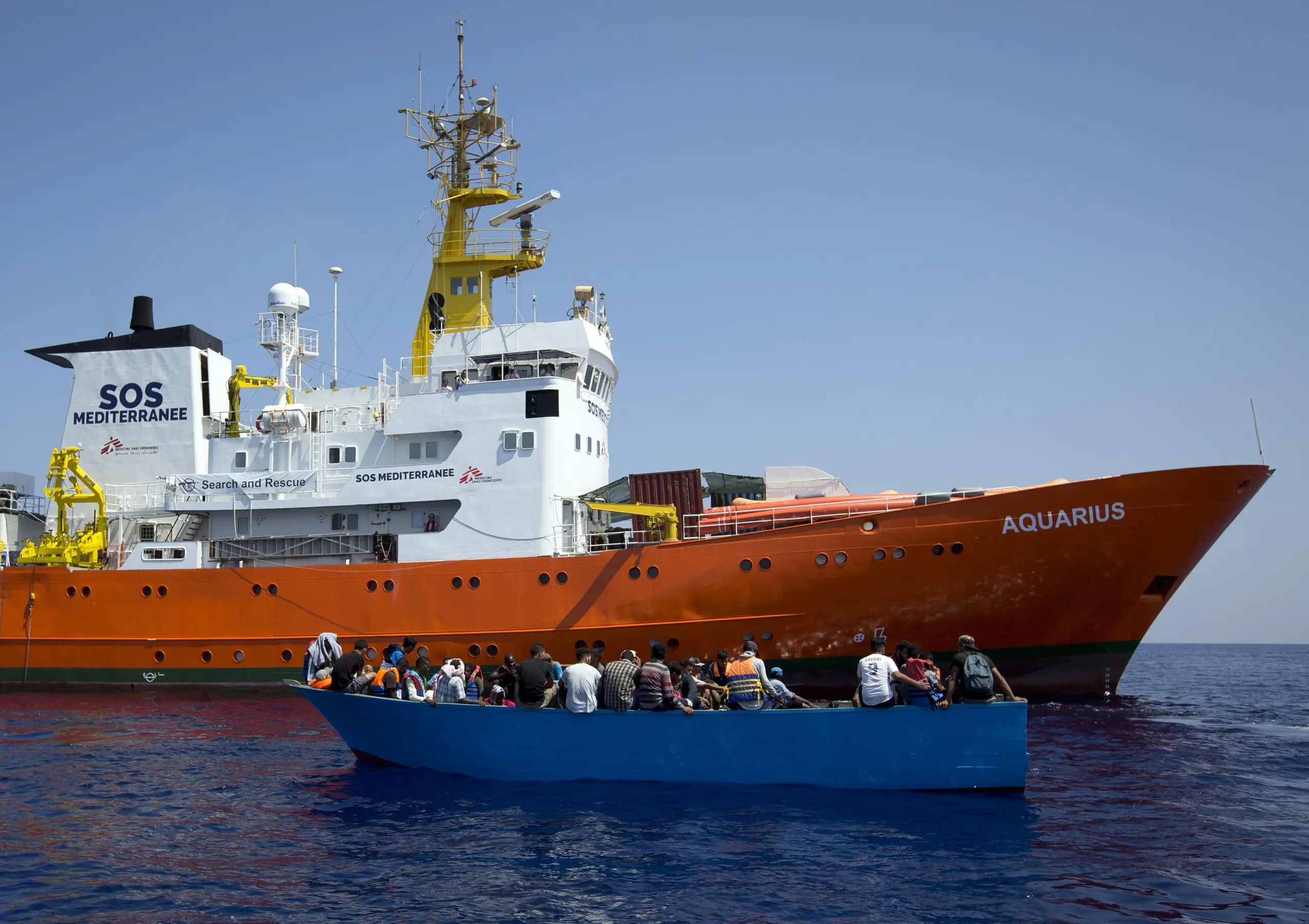 Aquarius sospende attività di soccorso. Salvini: "Bene, meno sbarchi"