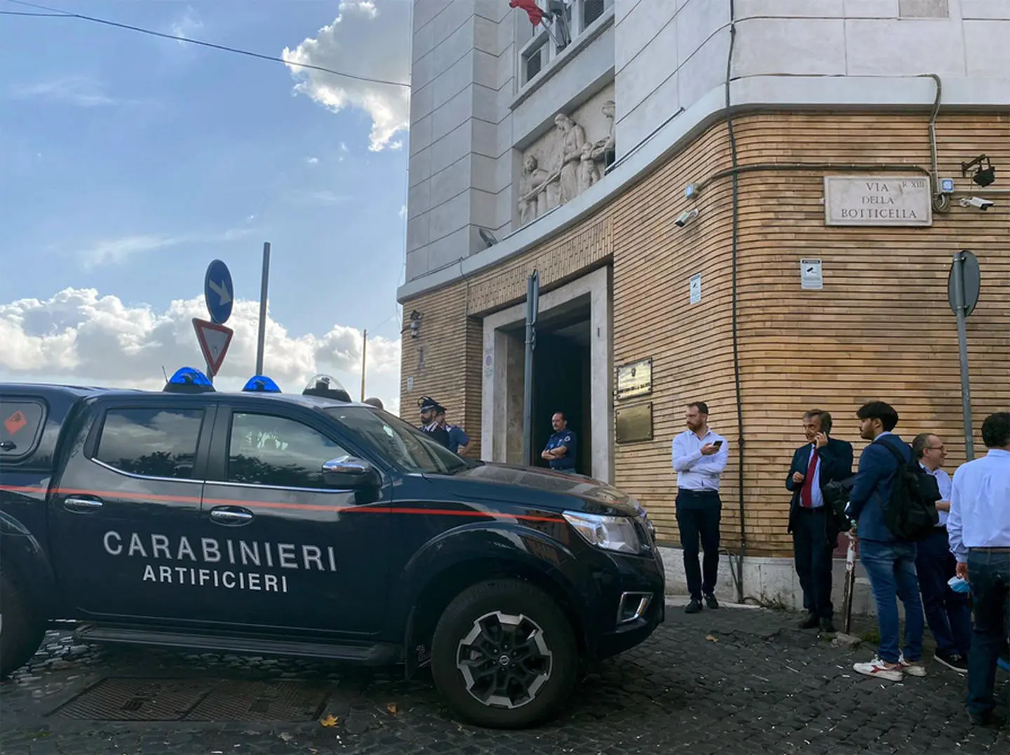 Doppio allarme bomba al ministero della Salute, evacuate le due sedi di Roma