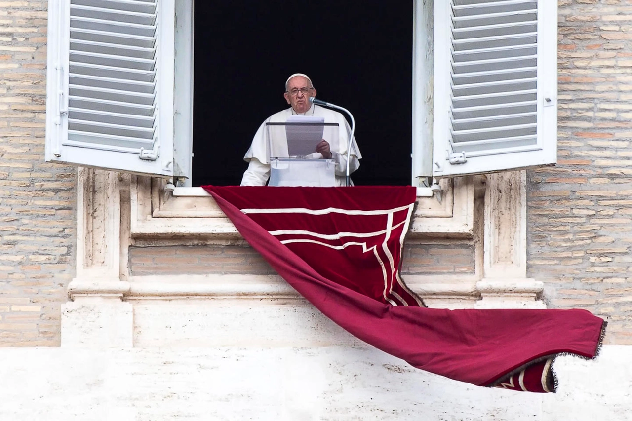 papa Francesco parla durante l'Angelus domenicale (Ansa)