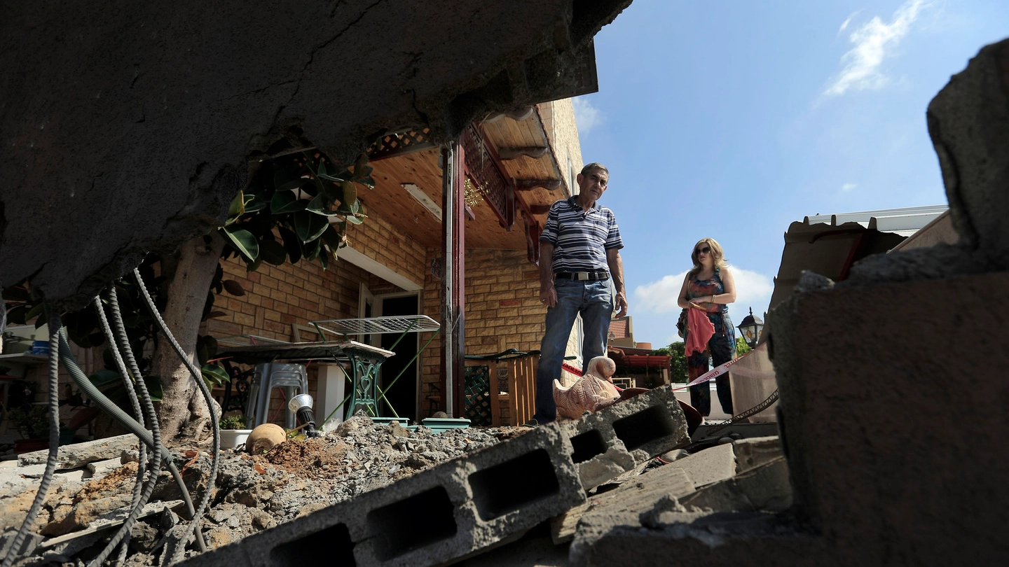 Sderot, 7 luglio 2014: israeliano osserva i danni alla sua casa colpita da un razzo palestinese (AP)