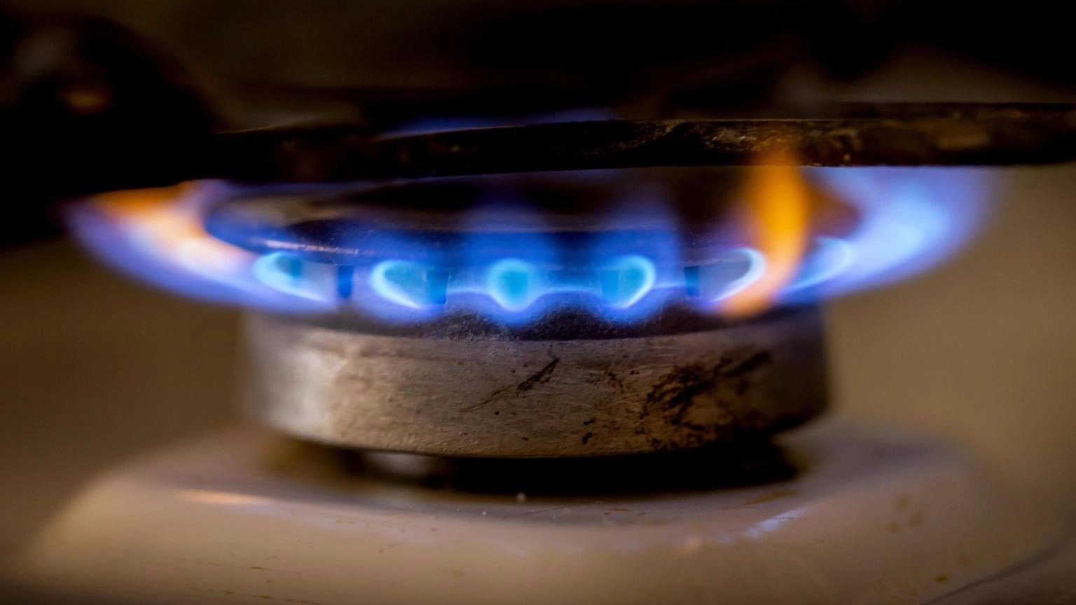 Il prezzo del gas resta sotto i 35 euro, ai minimi da fine 2021