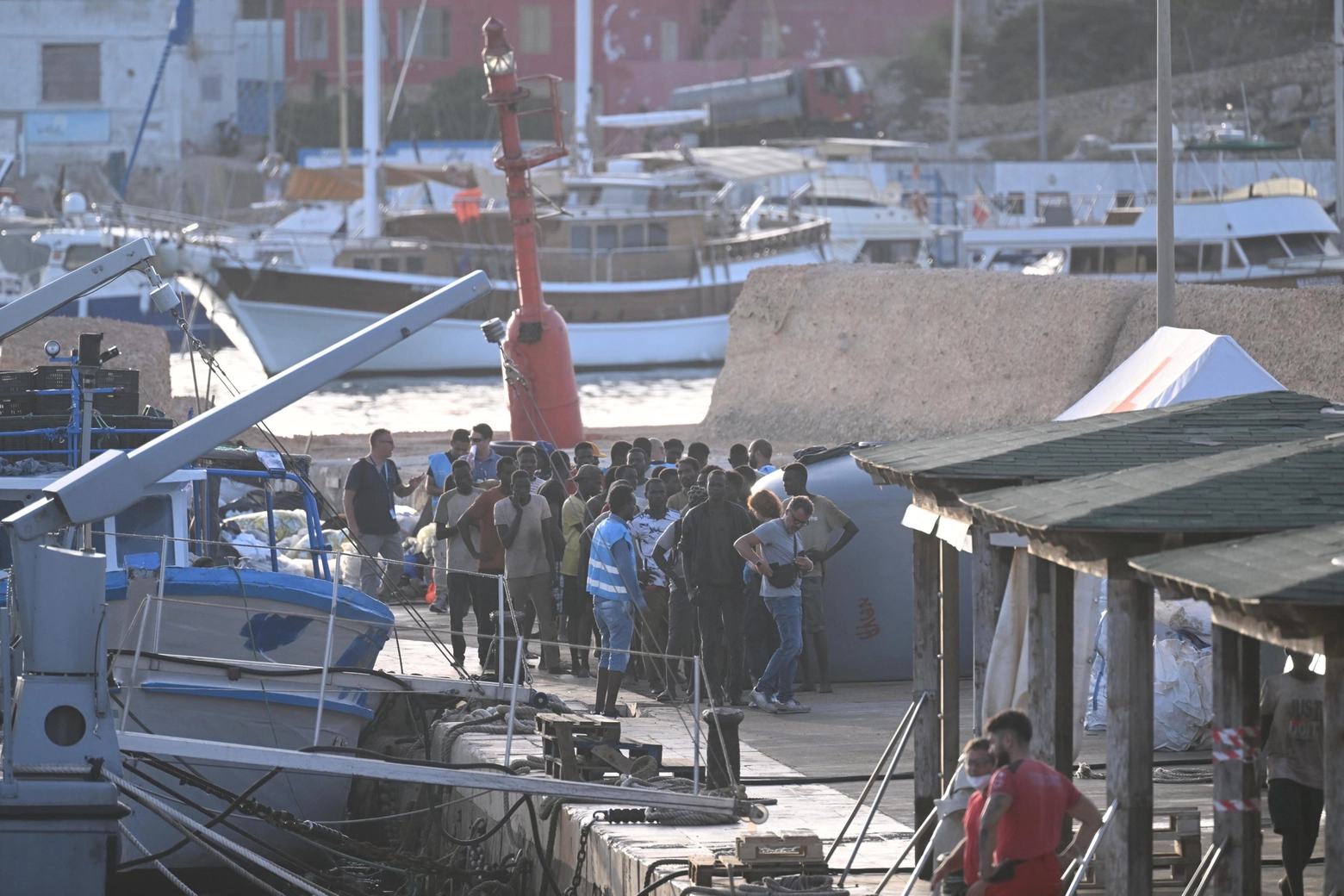 Migranti: ancora sbarchi a Lampedusa, oltre mille in hotspot