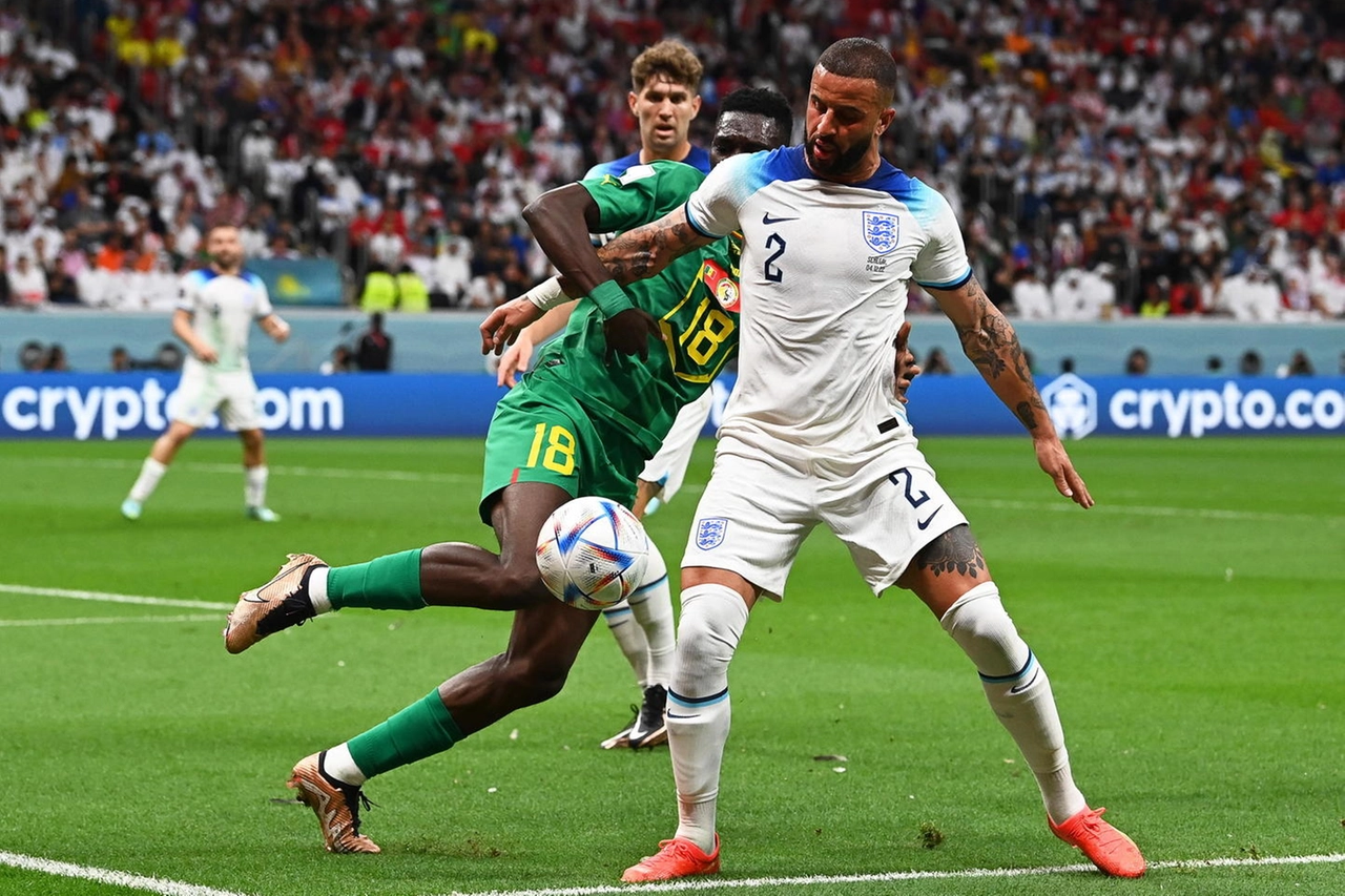 Kyle Walker (Inghilterra) e Ismaila Sarr (Senegal)