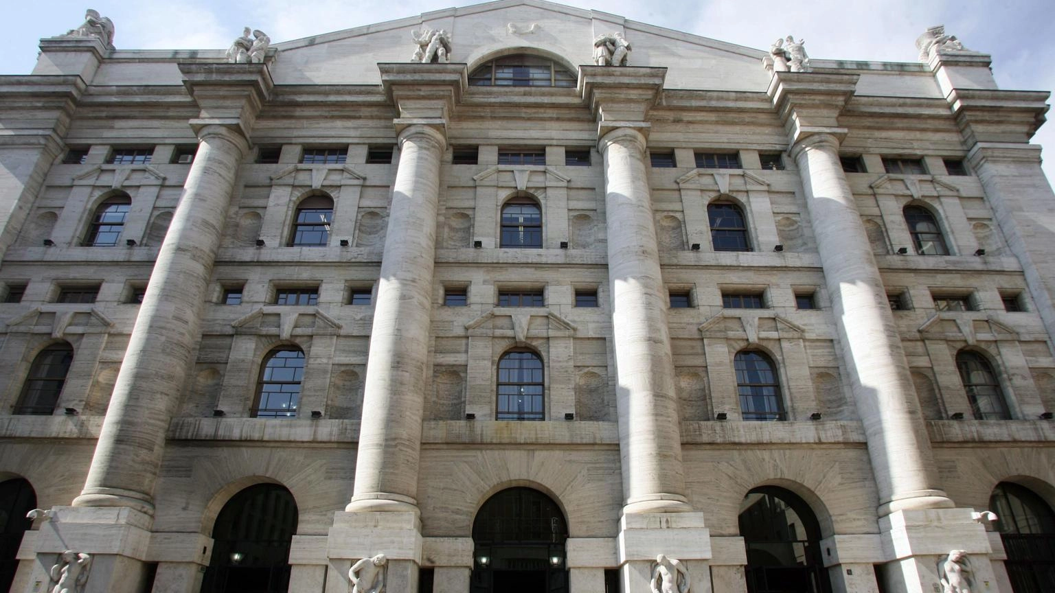 Borsa: Milano tiene (+0,8%) con le banche, debole Snam