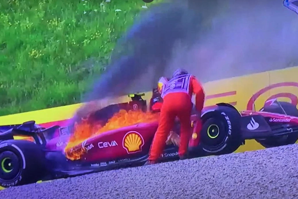 La Ferrari di Sainz in fiamme (Ansa)