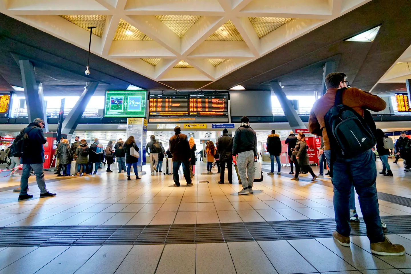 Stazione centrale Napoli, ritardi dei treni: viaggiatori intrappolati in un incubo