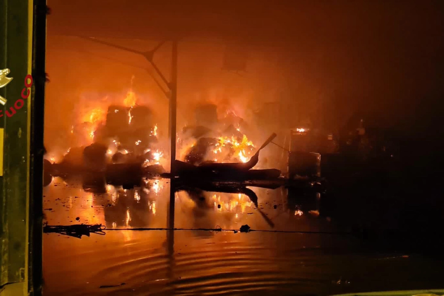 Notte di Natale al lavoro per i vigili del fuoco: spente le fiamme nell'impianto dei rifiuti di Malagrotta