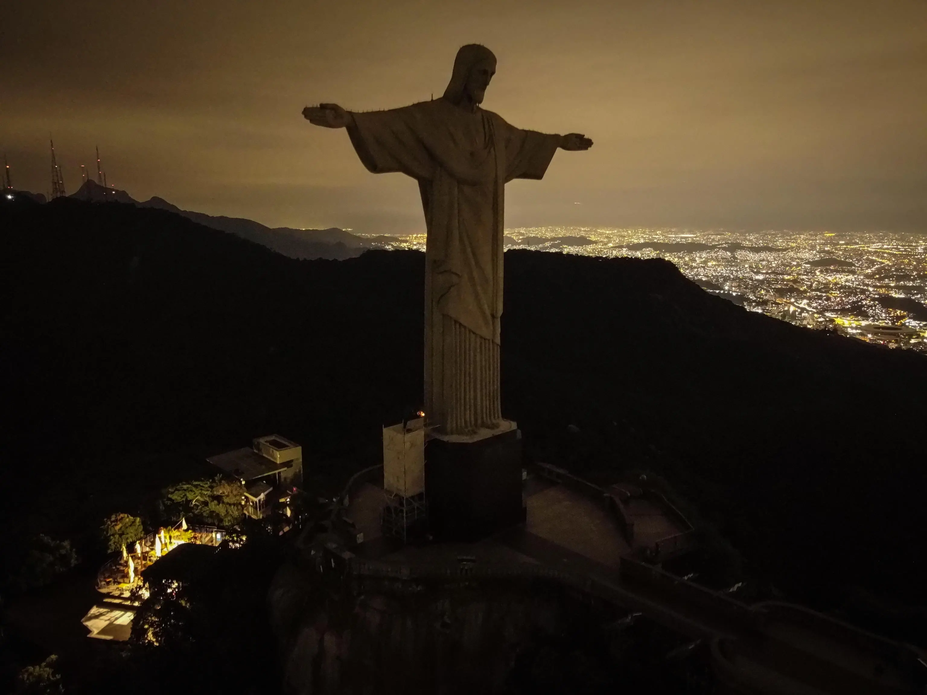 Earth hour 2023: luci spente in tutto il mondo per salvare il pianeta. L'ora esatta